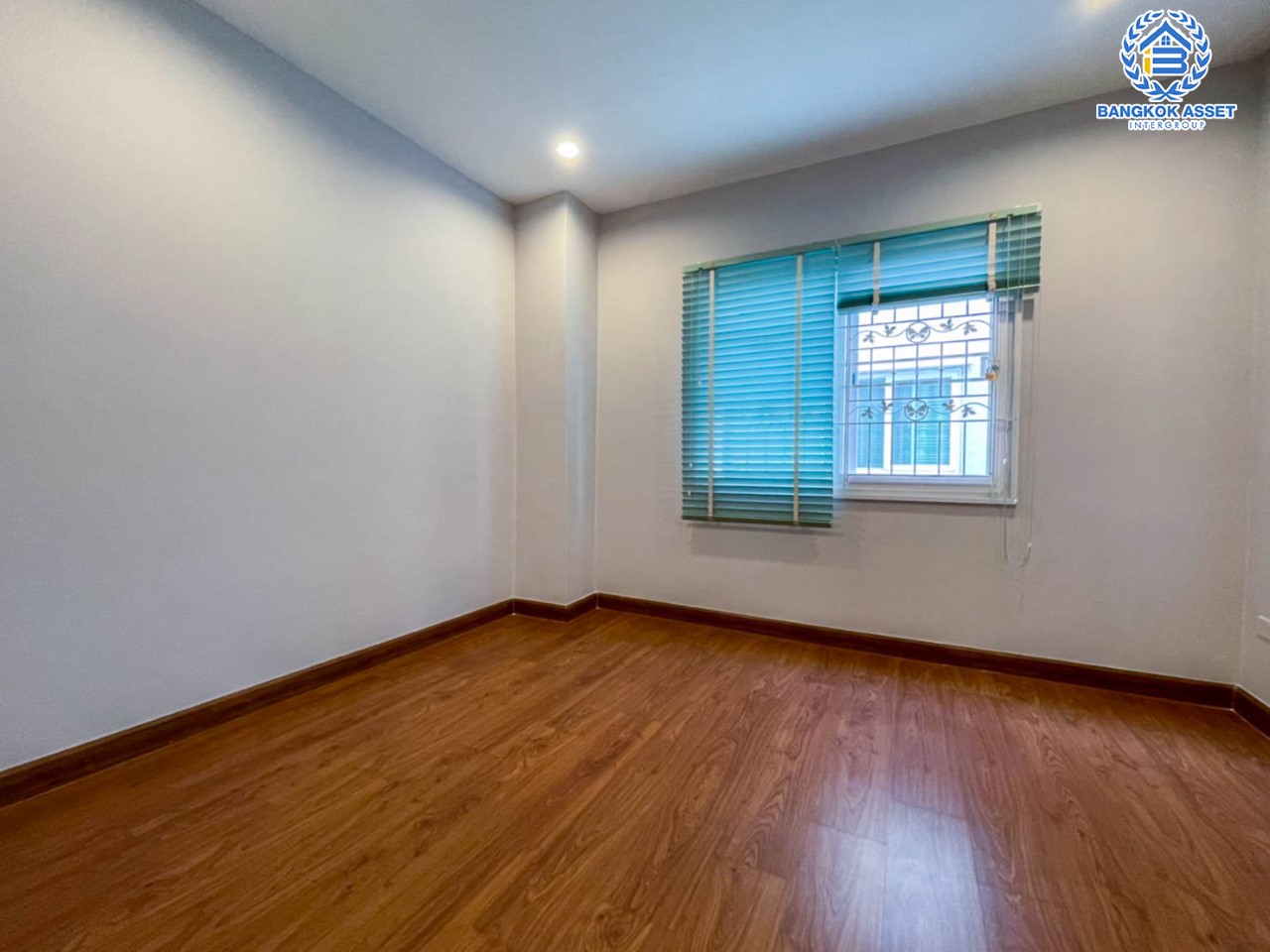 *****ทาวน์โฮมมือสอง ม. ดิเอ็กคลูซีฟ รัชดา-วงส์สว่าง บ้านสวยพร้อมเข้าอยู่ บนเนื้อที่กว่า 18.7 ตร.ว. พื้นที่ใช้สอยกว้างถึง 134 ตร.ม. 3 ห้องนอน 4 ห้องน้ำ 2 ที่จอดรถ บนทำเลโซนเมือง เดินทางสะดวกใกล้ร้านอาหาร เชื่อมต่อถนน วงศ์สว่าง, ติวานนท์, รัตนาธิเบศร์ ใกล้รถไฟฟ้าสายสีม่วงสถานี "แยกติวานนท์" และ ทางด่วน "ศรีรัช"